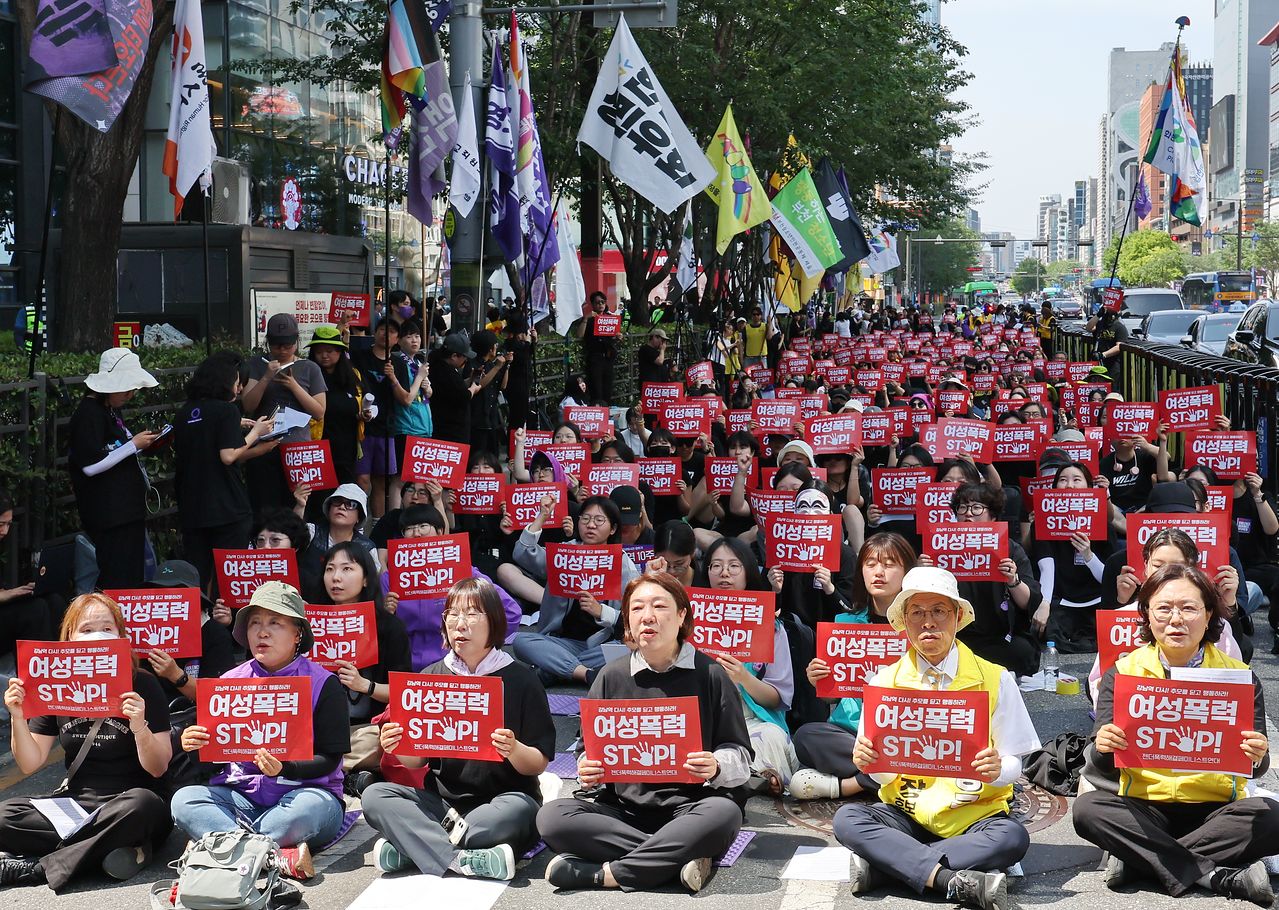 17일 서울 강남역 10번 출구 일대에서 여성시민단체들 주최로 열린 ‘강남역 여성살해사건 10주기 추모행동’에서 참석자들이 구호를 외치고 있다. 연합뉴스