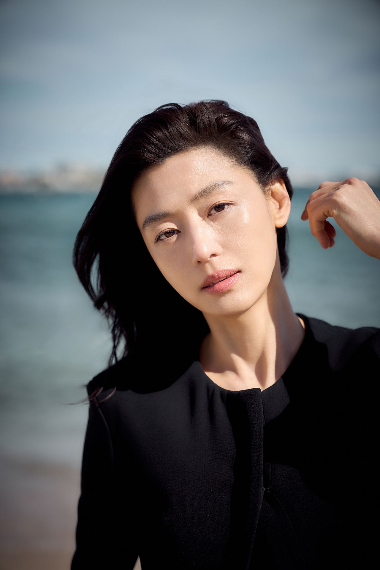 제79회 칸국제영화제에서 16일 자정 미드나잇 스크리닝 섹션을 통해 관객을 만난 '군체' 배우 전지현이 이튿날 칸 현지에서 만났다. 사진 쇼박스 