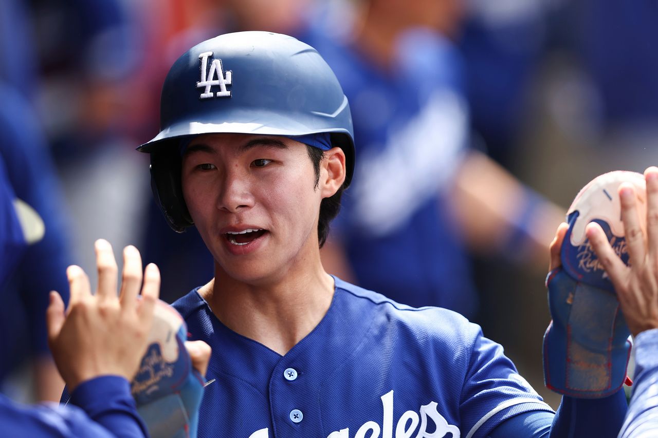 18일 LA 에인절스전 터커의 2루타 때 홈을 밟고 동료들과 하이파이브를 하는 김혜성. AP=연합뉴스