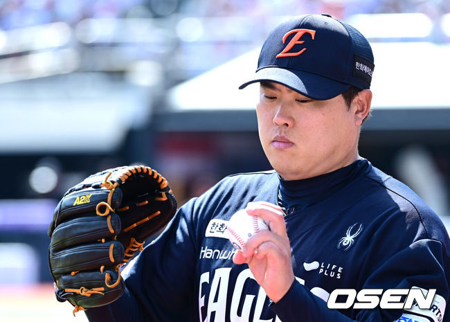 [OSEN=수원, 최규한 기자] 17일 수원 KT위즈파크에서 ‘2026 신한 SOL Bank KBO리그’ KT 위즈와 한화 이글스의 경기가 열렸다.홈팀 KT는 맷 사우어, 방문팀 한화는 류현진을 선발로 내세웠다.한화 선발 류현진이 4회말 투구를 앞두고 몸을 풀고 있다. 2026.05.17 / dreamer@osen.co.kr