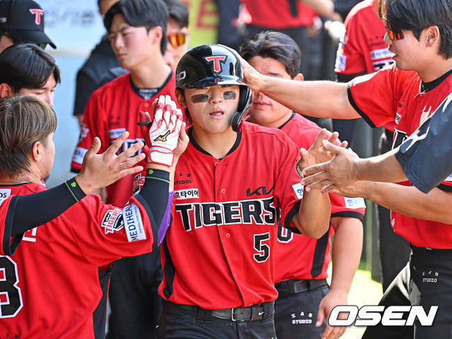 [OSEN=대구, 이석우 기자] 17일 대구삼성라이온즈파크에서 2026 신한 SOL KBO 리그 삼성 라이온즈와 KIA 타이거즈의 경기가 열렸다. 홈팀 삼성은 최원태가, 방문팀 KIA는 김태형이 선발 출전했다. KIA 타이거즈 김도영이 6회초 1사 2루 아데를린의 중견수 앞 1타점 안타때 득점을 올리고 하이파이브를 하고 있다. 2026.05.17 / foto0307@osen.co.kr