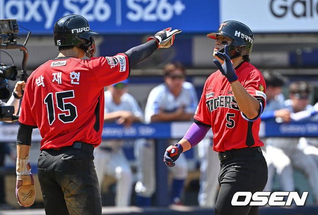 [OSEN=대구, 이석우 기자] 17일 대구삼성라이온즈파크에서 2026 신한 SOL KBO 리그 삼성 라이온즈와 KIA 타이거즈의 경기가 열렸다. 홈팀 삼성은 최원태가, 방문팀 KIA는 김태형이 선발 출전했다. KIA 타이거즈 김도영이 2회초 2사 2루 좌월 2점 홈런을 치고 하이파이브를 하고 있다. 2026.05.17 / foto0307@osen.co.kr