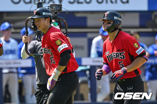 [OSEN=대구, 이석우 기자] 17일 대구삼성라이온즈파크에서 2026 신한 SOL KBO 리그 삼성 라이온즈와 KIA 타이거즈의 경기가 열렸다.홈팀 삼성은 최원태가, 방문팀 KIA는 김태형이 선발 출전했다.KIA 타이거즈 김도영이 2회초 2사 2루 좌월 2점 홈런을 치고 박재현과 기쁨을 나누고 있다. 2026.05.17 / foto0307@osen.co.kr
