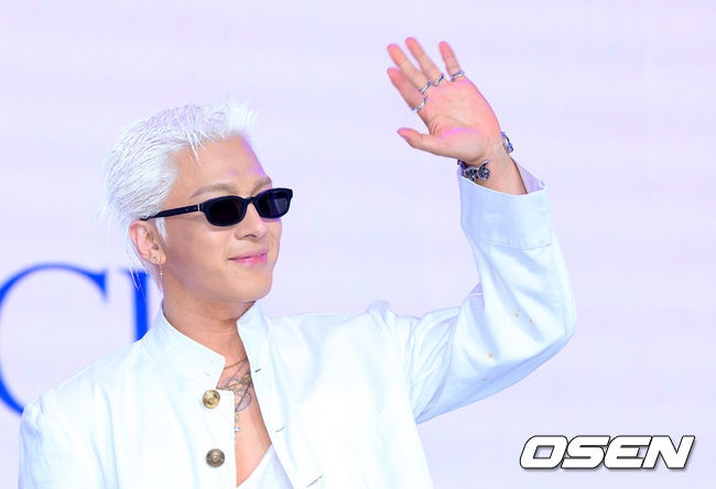 [OSEN=지형준 기자] 18일 서울 마포구 상암동 큐브컨벤션센터에서 가수 태양 정규 4집 'QUINTESSENCE(퀸테센스)’ 음감회가 열렸다.  ‘본질’ 혹은 ‘정수’라는 뜻을 지닌 앨범의 제목 'QUINTESSENCE’는 태양의 오랜 고민을 담은 단어로, 태양은 이번 앨범을 통해 자신만의 확고한 음악적 색채를 공고히 하는 동시에 더 깊고 넓은 세계로 확장을 꾀한다.  가수 태양이 포토타임을 하고 있다. 2026.05.18 /jpnews@osen.co.kr