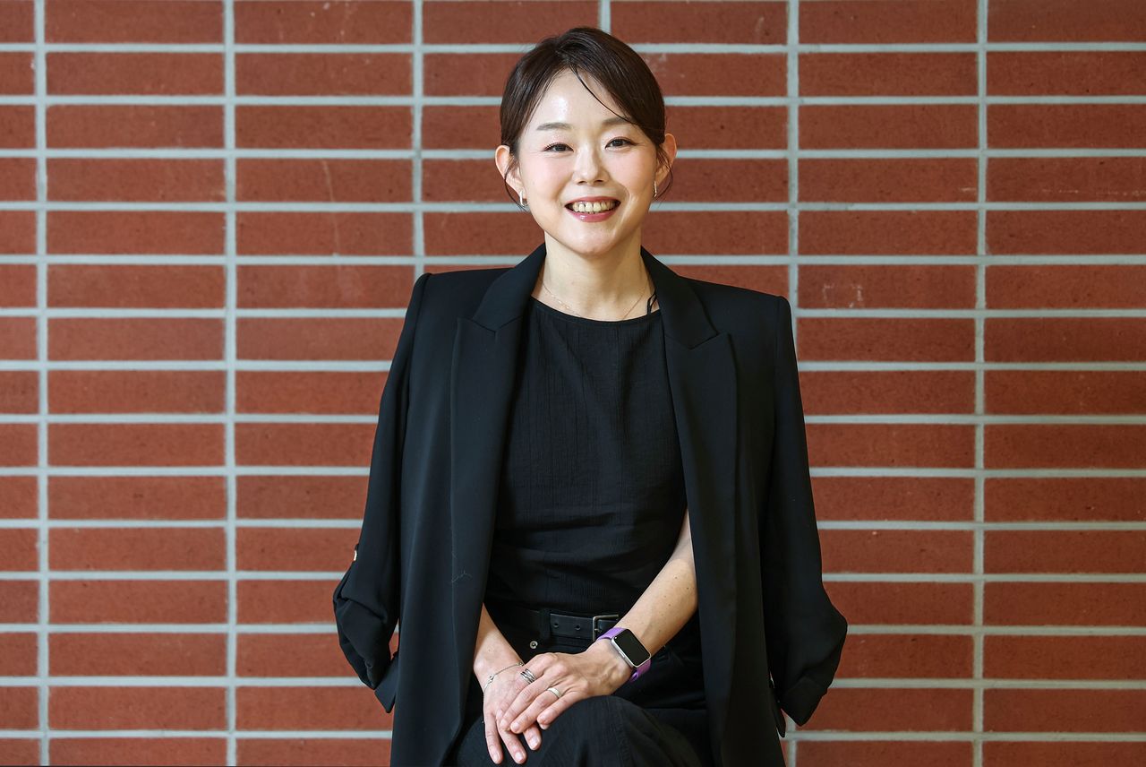 파이어족 유튜버 사이다언니가 5월 12일 서울 마포구 중앙일보를 찾았다. 2001년 월급 100만원의 작은 기업 직장인으로 사회생활을 시작한 그는, 일에 대한 열정으로 이직을 거듭해 억대 연봉의 외국계 대기업 부장으로 근무했다. 애정을 가졌던 일의 마지막을 스스로 선택하고 싶다는 생각으로 2024년 12월 31일 퇴사했다. 김성룡 기자.