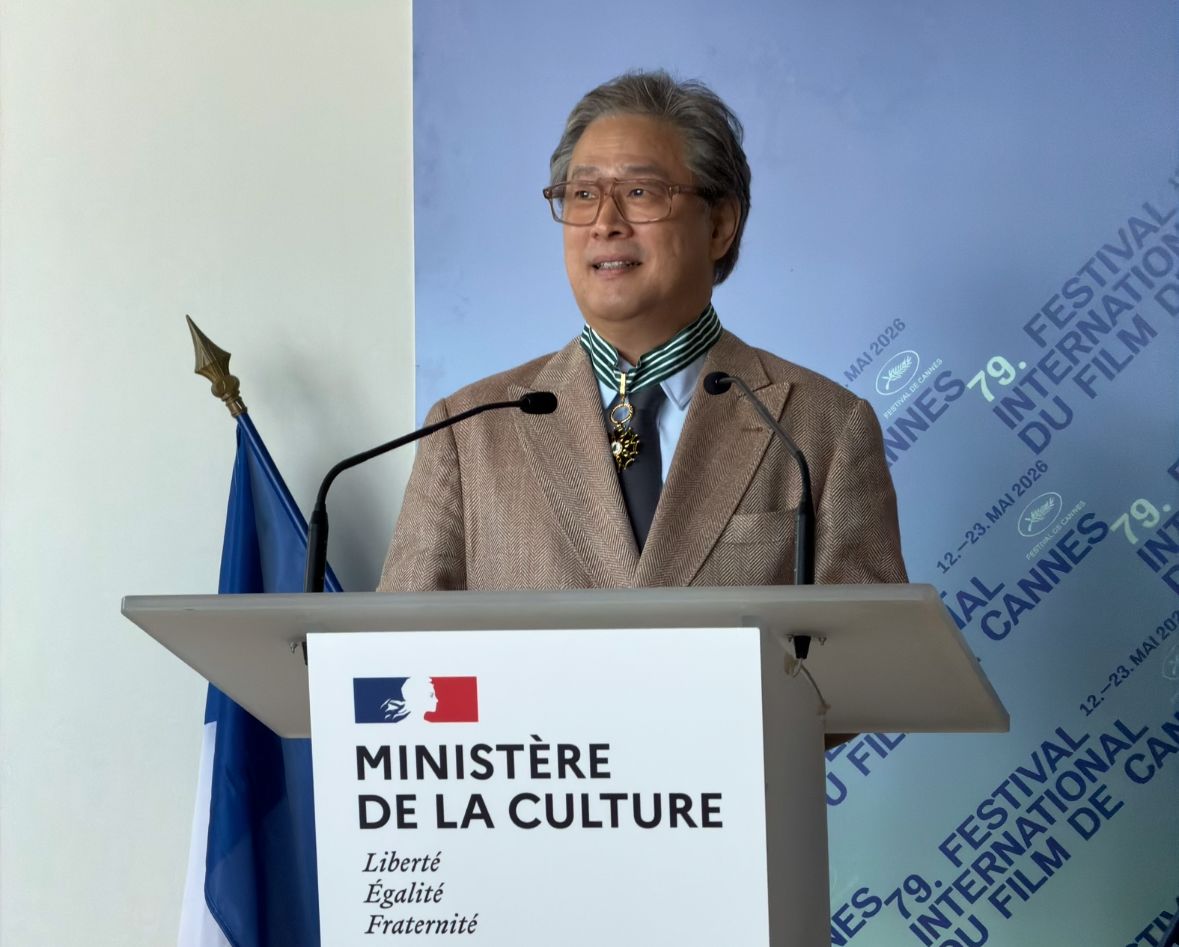박찬욱 감독이 17일(현지 시간) 제79회 칸국제영화제가 개최중인 프랑스 칸 팔레 데 페스티벌 건물에서 프랑스 정부로부터 최고 등급의 문화예술공로훈장 '코망되르'를 받았다. 사진 Julien Ezanno