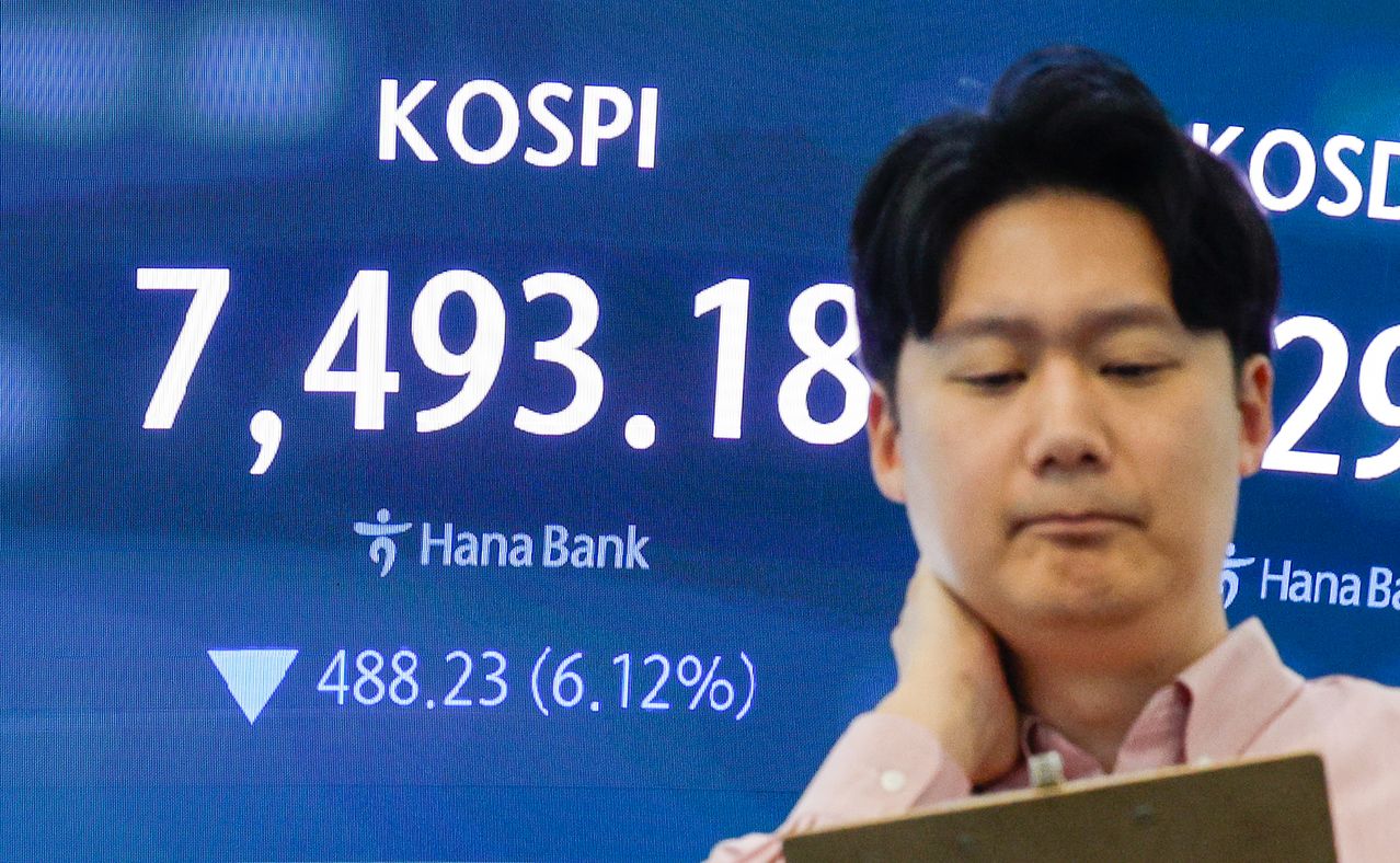15일 오후 서울 중구 하나은행 본점 딜링룸에 종가가 나오고 있다. 뉴스1
