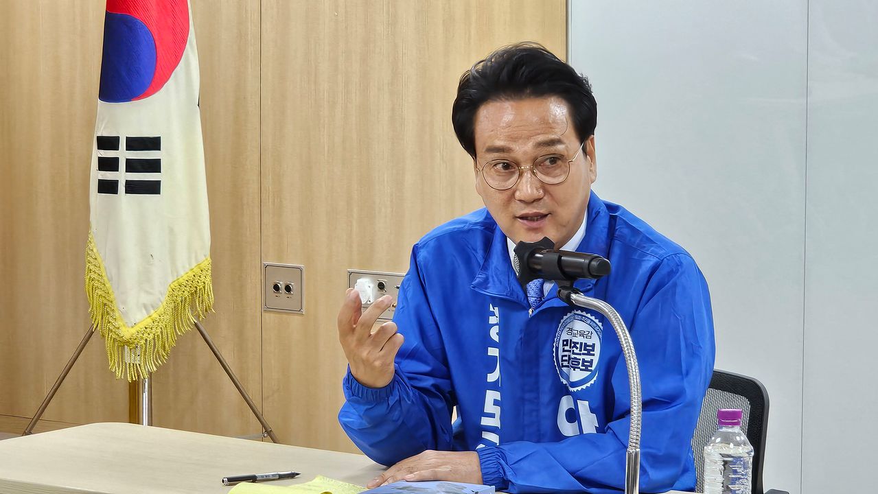 안민석 경기도교육감 후보가 18일 경기도의회에서 출입기자단과 공동 인터뷰를 하고 있다. 사진 안민석 경기도교육감 후보 캠프
