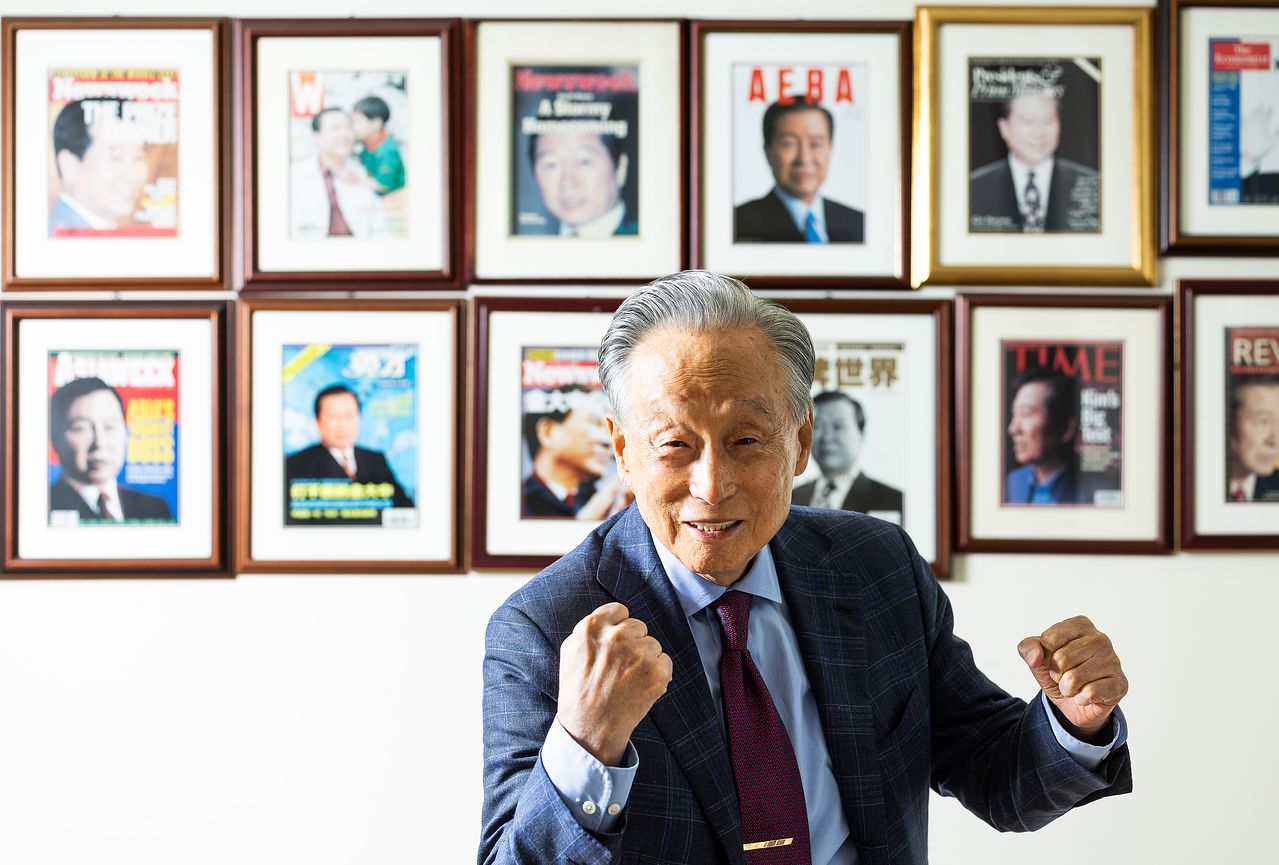 권노갑 이사장이 어퍼컷 포즈를 취하며 환하게 웃고 있다. 우상조 기자