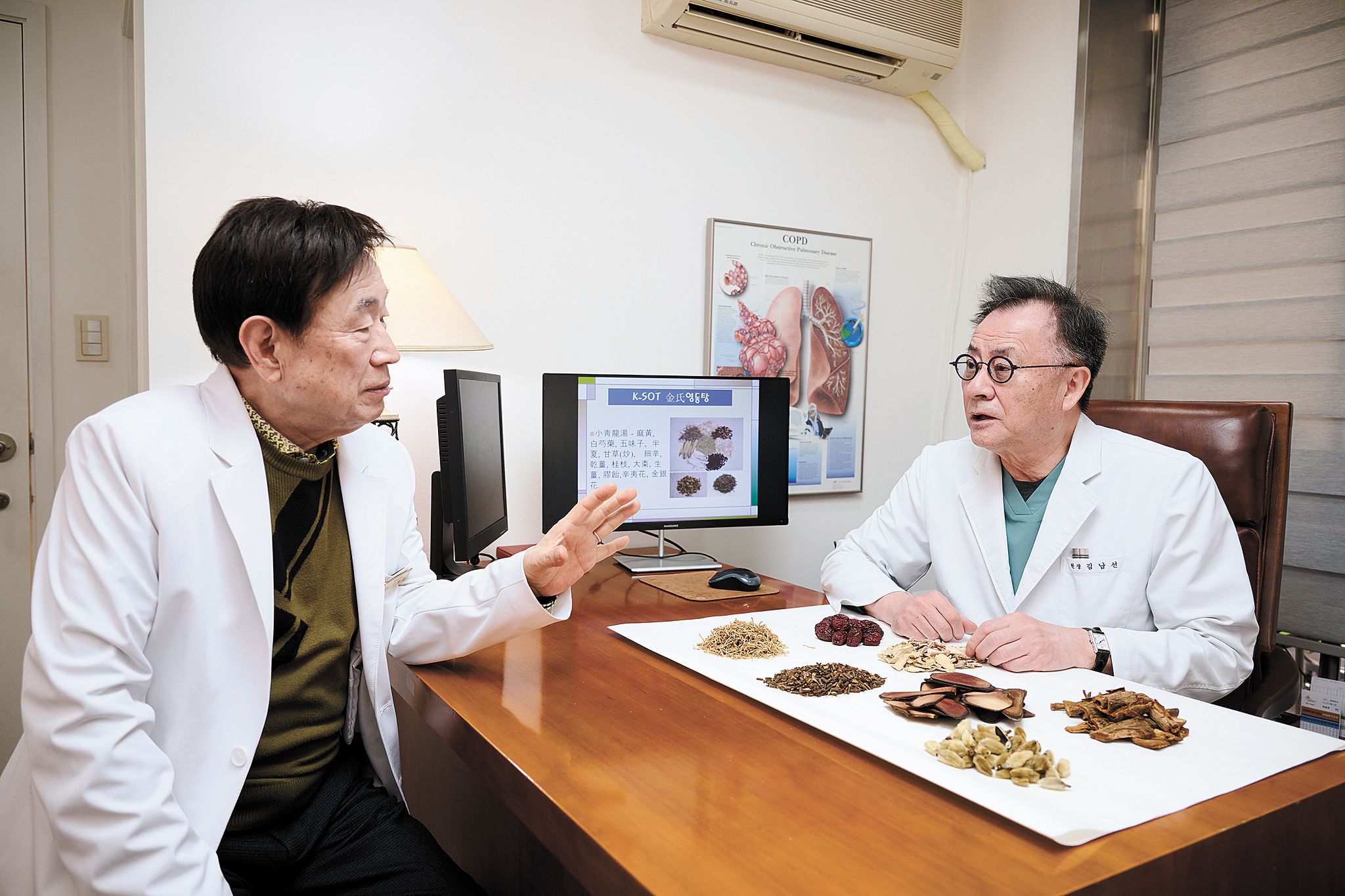 영동한의원 김남선 원장(오른쪽)과 신영경 원장이 만성 폐 질환의 한의학적 치료법에 관해 이야기를 나누고 있다. 인성욱 객원기자