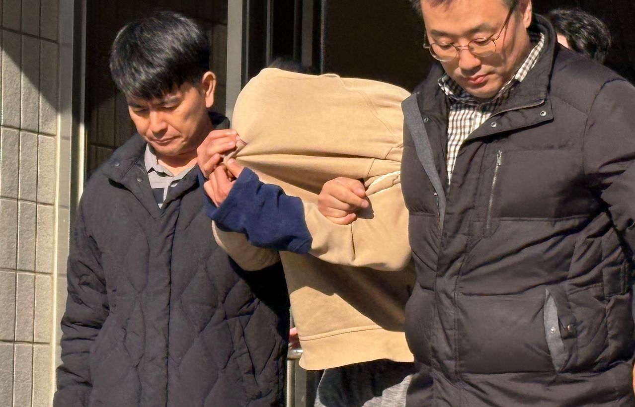 지난 3월 28일 배달의민족 고객 정보를 빼돌려 이른바 '보복 대행 범죄'를 벌인 조직 총책 정모씨가 서울 남부지방법원에서 열린 영장실질심사에 출석한 후 이동하고 있다. 뉴스1
