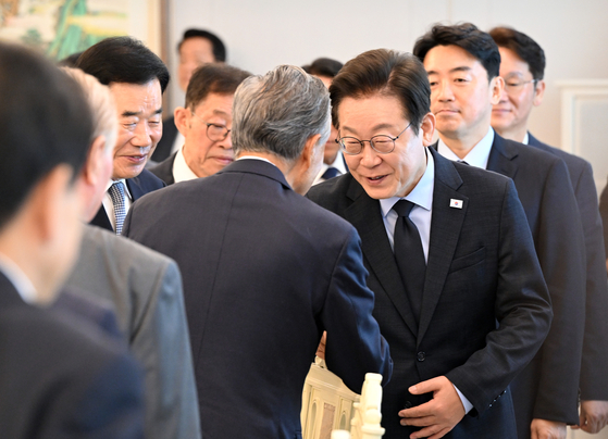 이재명 대통령이 지난해 8월 서울 용산 대통령실 청사에서 열린 더불어민주당 상임고문단 오찬 간담회에서 권노갑 고문과 악수하고 있다. 사진 대통령실사진기자단