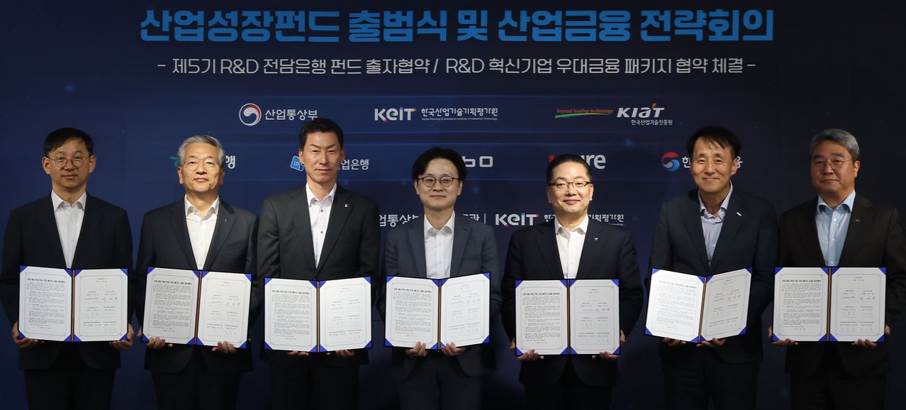 18일 서울 여의도 한국성장금융투자운용에서 열린 산업성장펀드 출범식에서 김정관 산업통상부 장관(가운데) 등 참석자들이 기념촬영을 하고 있다.
