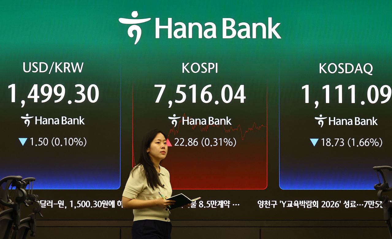 18일 서울 중구 하나은행 본점 딜링룸에 코스피와 달러-원 환율이 표시되고 있다. 이날 코스피는 전 거래일 대비 22.86포인트(0.31%) 오른 7516.04에 장을 마쳤다. 김종호 기자 