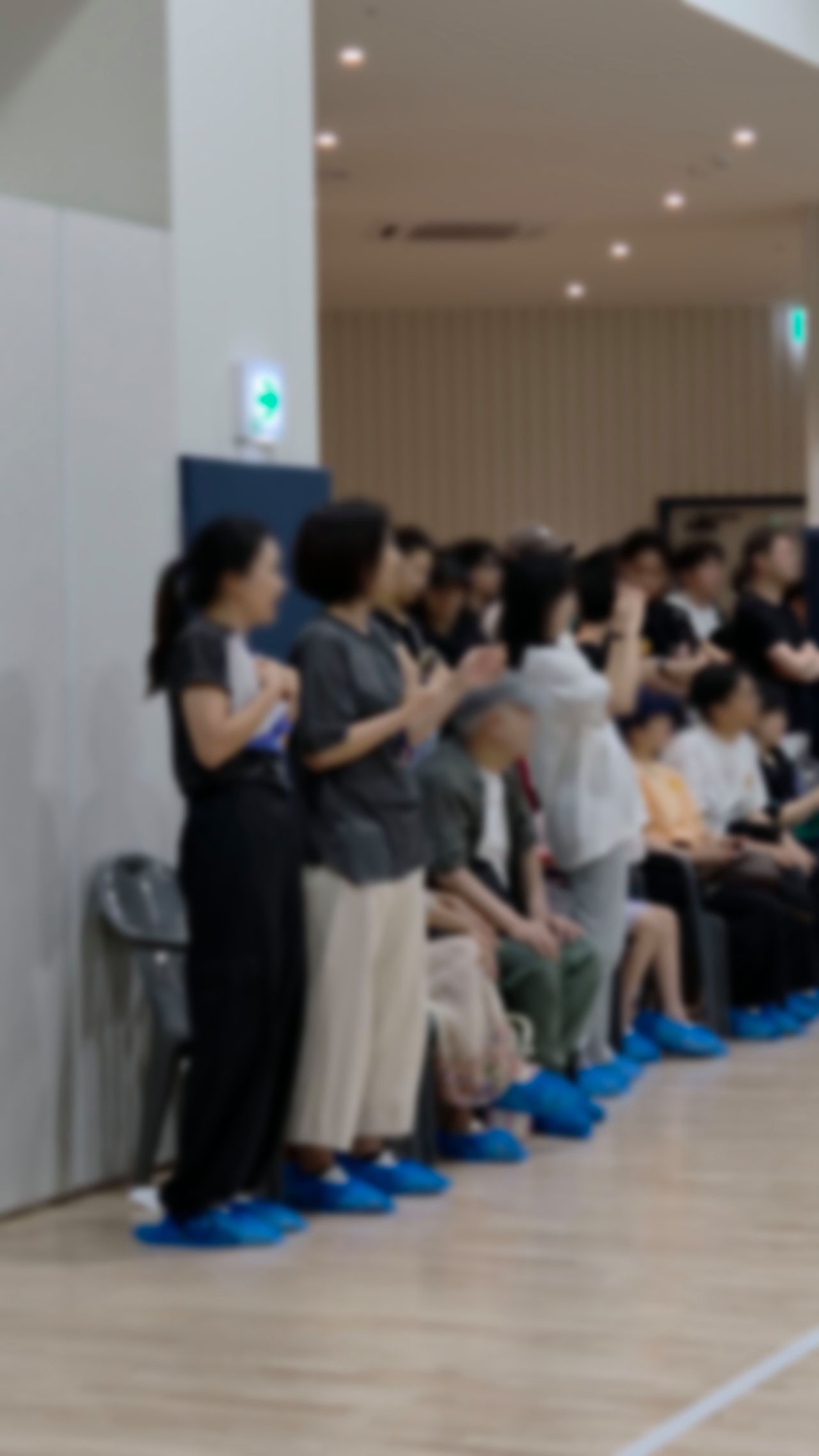 농구 경기에서 관중이 경기 중인 아이들을 응원하는 모습. 한 학부모는 자녀 이름이 적힌 플래카드를 들었다. 이규림 기자