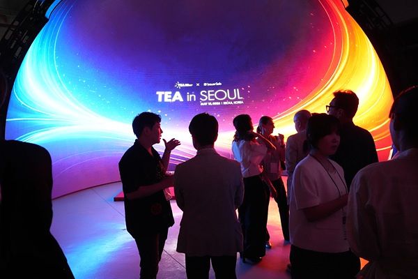  ‘TEA in Seoul’ 행사 참석자들이 LED 돔 씨어터 ‘ORBYT(올빗)’을 둘러보며 교류하고 있다. [사진 바우어랩]