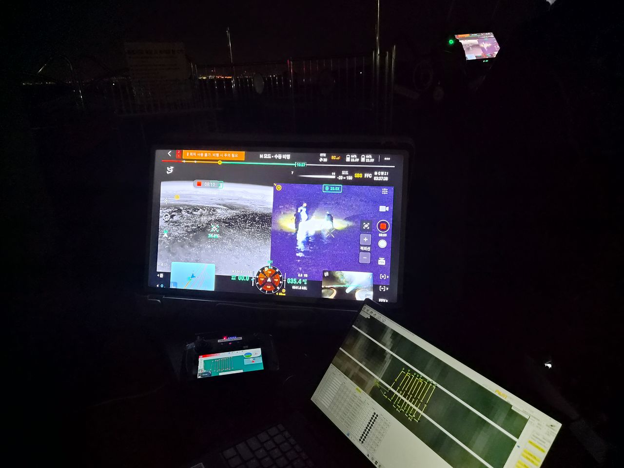 지난 16일 오후 10시 30분쯤 해경 단속에도 해루질을 계속하던 사람들 모습이 드론 카메라에 포착됐다. 변민철 기자