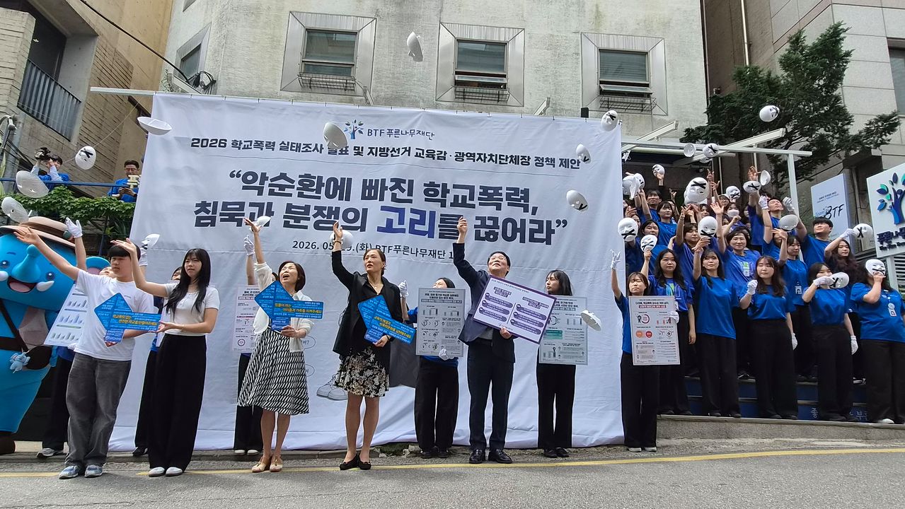 19일 오전 서초구 푸른나무재단 본부 앞에서 재단 관계자들이 ‘악순환에 빠진 학교폭력, 침묵과 분쟁의 고리를 끊어라’는 내용의 퍼포먼스를 하고 있다. 이규림 기자
