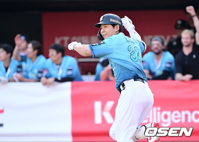 [OSEN=수원, 최규한 기자] 17일 수원 KT위즈파크에서 ‘2026 신한 SOL Bank KBO리그’ KT 위즈와 한화 이글스의 경기가 열렸다.이날 경기는 접전 끝에 KT가 9회말 1사 1, 3루에서 터진 이정훈의 끝내기타에 힘입어 8-7 승리를 거뒀다.9회말 1사 1, 3루 상황 KT 이정훈이 끝내기 안타를 날린 뒤 타구를 바라보며 기뻐하고 있다. 2026.05.17 / dreamer@osen.co.kr