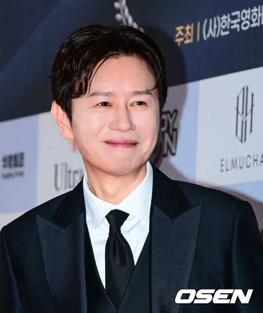 [OSEN=지형준 기자] 10일 오후 서울 용산 서울드래곤시티에서 2025 서울국제영화대상 시상식이 열렸다.지난 2012년 '스타의 밤  대한민국 톱스타상 시상식'으로 시작해 올해로 13회째를 맞이한 이번 시상식은 2024년 8월부터 2025년 11월까지 개봉된 영화와 OTT 플랫폼을 통해 방영된 작품들을 대상으로, 공정하고 엄격한 심사를 통해 선정된 감독과 배우들에게 시상을 하는 명실상부 올 한 해를 총결산하는 영화인들의 축제다.배우 김민종이 포즈를 취하고 있다. 2025.12.10 /jpnews@osen.co.kr