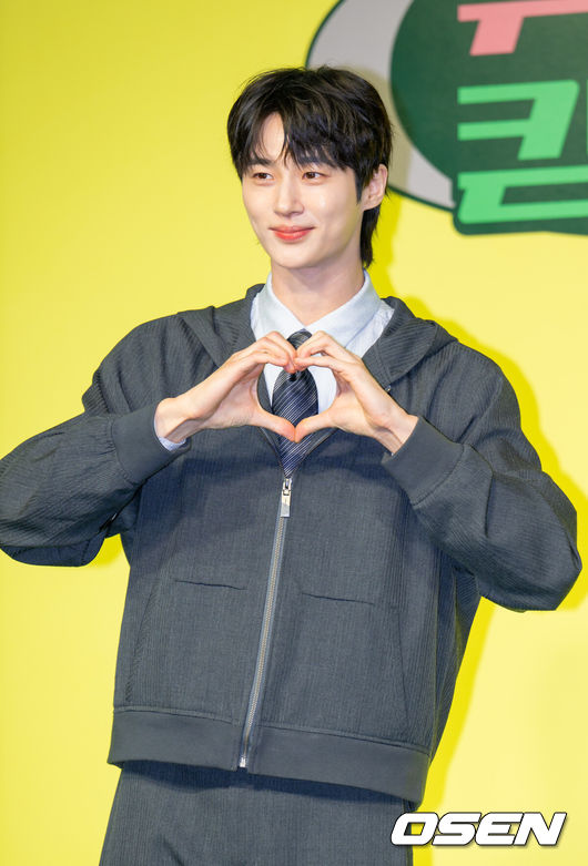 [OSEN=민경훈 기자] 19일 서울 종로구 JW 메리어트 동대문 스퀘어에서 넷플릭스 시리즈 '유재석 캠프' 제작발표회가 열렸다.오는 26일(화) 첫 공개되는 '유재석 캠프'는 초보 캠프장 유재석과 예측 불가 직원 이광수, 변우석, 지예은이 숙박객들과 떠들어 재끼고, 놀아 재끼고, 까불어 재끼며 일상 탈출을 완성하는 단체 캠프 예능이다.배우 변우석이 포즈를 취하고 있다.2026.05.19/ rumi@osen.co.kr