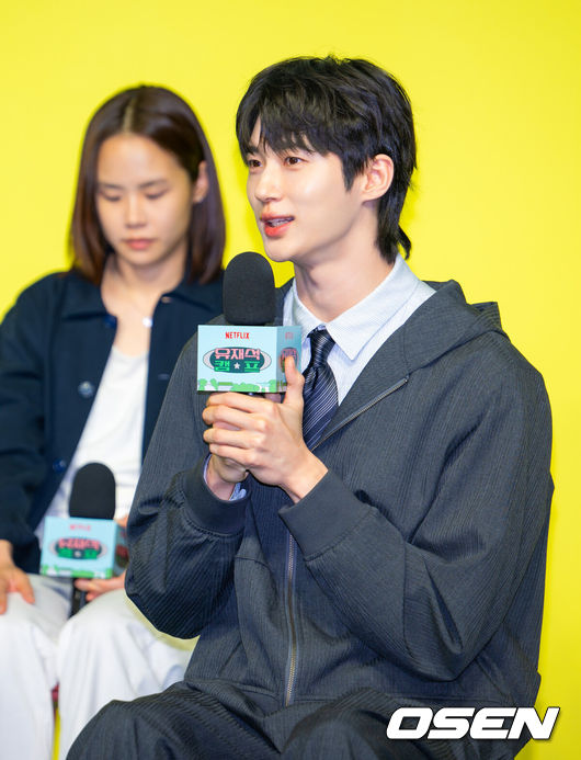 [OSEN=민경훈 기자] 19일 서울 종로구 JW 메리어트 동대문 스퀘어에서 넷플릭스 시리즈 '유재석 캠프' 제작발표회가 열렸다.오는 26일(화) 첫 공개되는 '유재석 캠프'는 초보 캠프장 유재석과 예측 불가 직원 이광수, 변우석, 지예은이 숙박객들과 떠들어 재끼고, 놀아 재끼고, 까불어 재끼며 일상 탈출을 완성하는 단체 캠프 예능이다.배우 변우석이 질문에 답하고 있다.2026.05.19/ rumi@osen.co.kr