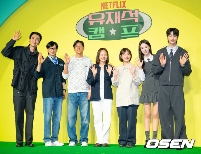[OSEN=민경훈 기자] 19일 서울 종로구 JW 메리어트 동대문 스퀘어에서 넷플릭스 시리즈 '유재석 캠프' 제작발표회가 열렸다.오는 26일(화) 첫 공개되는 '유재석 캠프'는 초보 캠프장 유재석과 예측 불가 직원 이광수, 변우석, 지예은이 숙박객들과 떠들어 재끼고, 놀아 재끼고, 까불어 재끼며 일상 탈출을 완성하는 단체 캠프 예능이다.이광수, 유재석, 정효민 PD, 이소민 PD, 황윤서 PD, 변우석, 지예은이 포즈를 취하고 있다.2026.05.19/ rumi@osen.co.kr