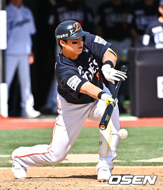 [OSEN=수원, 박준형 기자] 16일 오후 수원KT위즈파크에서 2026 신한 SOL KBO 리그 KT 위즈와 한화 이글스의 경기가 진행됐다.이날 경기에서 KT는 배제성을, 한화는 화이트를 선발투수로 내세웠다.5회초 무사 1,2루 한화 노시환이 번트 시도하고 있다.     2026.05.16 / soul1014@osen.co.kr