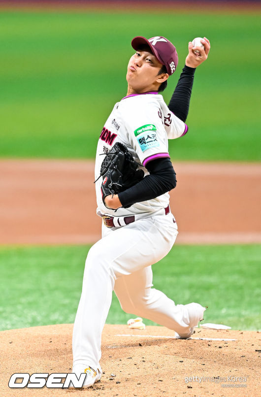 [OSEN=고척, 민경훈 기자] 14일 서울 고척 스카이돔에서 2026 신한 SOL KBO리그 키움 히어로즈와 한화 이글스의 경기가 열렸다.키움은 안우진, 한화는 정우주가 선발로 나섰다.마운드 위에서 키움 선발 안우진이 힘차게 공을 뿌리고 있다. 2026.05.14 / rumi@osen.co.kr