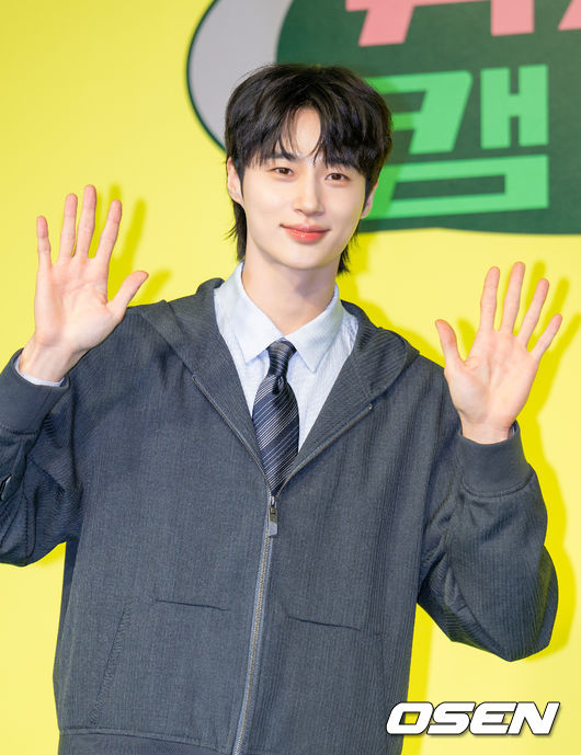 [OSEN=민경훈 기자] 19일 서울 종로구 JW 메리어트 동대문 스퀘어에서 넷플릭스 시리즈 '유재석 캠프' 제작발표회가 열렸다.오는 26일(화) 첫 공개되는 '유재석 캠프'는 초보 캠프장 유재석과 예측 불가 직원 이광수, 변우석, 지예은이 숙박객들과 떠들어 재끼고, 놀아 재끼고, 까불어 재끼며 일상 탈출을 완성하는 단체 캠프 예능이다.배우 변우석이 포즈를 취하고 있다.2026.05.19/ rumi@osen.co.kr