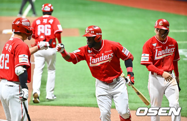 [OSEN=고척, 박준형 기자] 19일 오후 서울 고척스카이돔에서 2026 신한 SOL KBO 리그 키움 히어로즈와 SSG 랜더스의 경기가 진행됐다.이날 경기에서 키움은 박정훈을, SSG는 타케다를 선발투수로 내세웠다.1회초 2사 2루 SSG 에레디아가 선제 2점 홈런을 날리고 다음 타자 김재환과 하이파이브를 하고 있다.      2026.05.19 / soul1014@osen.co.kr