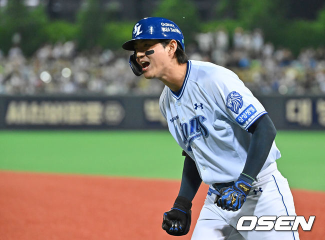 [OSEN=포항, 이석우 기자] 19일 포항야구장에서 2026 신한 SOL KBO 리그 삼성 라이온즈와 KT 위즈의 경기가 열렸다. 홈팀 삼성은 원태인이, 방문팀 KT는 보쉴리가 선발 출전했다. 삼성 라이온즈 구자욱이 4회말 2사 1,3루 유격수 실책으로 세이프된 후 환호하고 있다. 2026.05.19 / foto0307@osen.co.kr
