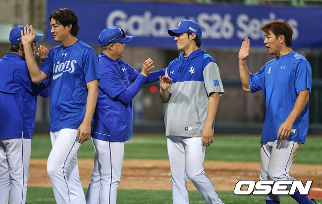 [OSEN=포항, 이석우 기자] 19일 포항야구장에서 2026 신한 SOL KBO 리그 삼성 라이온즈와 KT 위즈의 경기가 열렸다. 홈팀 삼성은 원태인이, 방문팀 KT는 보쉴리가 선발 출전했다. 삼성 라이온즈 박진만 감독이 KT 위즈에 10-2로 승리한 후 구자욱, 원태인, 강민호에게 축하를 하고 있다. 2026.05.19 / foto0307@osen.co.kr