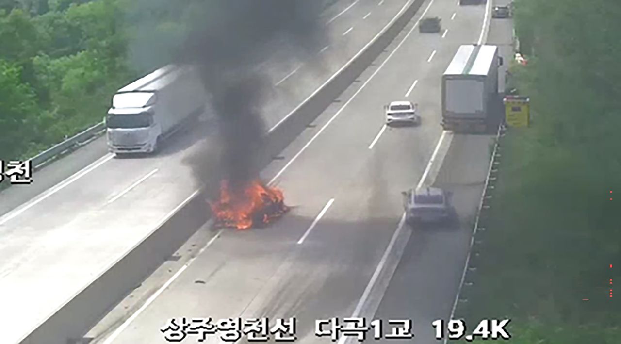 19일 오후 1시 2분쯤 경북 구미시 상주영천고속도로 상주 방향 19.4㎞ 지점을 지나던 25t 화물트럭이 앞서가던 하이브리드형 쏘나타 승용차를 들이받았다. 사진 경북소방본부