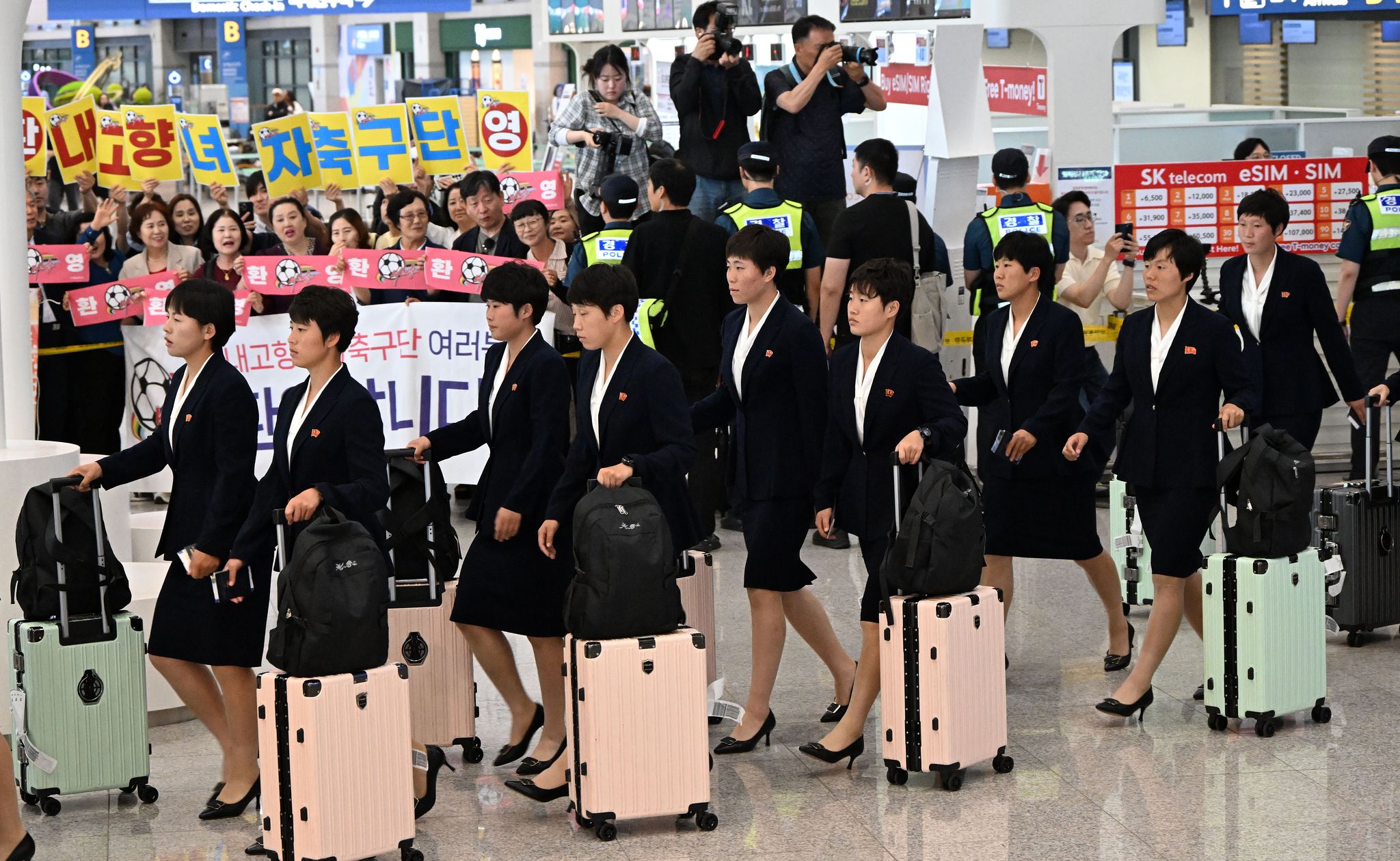 아시아축구연맹(AFC) 여자챔피언스리그 준결승전에 출전하는 북한 여자축구팀 ‘내고향여자축구단’이 17일 오후 인천국제공항 제1여객터미널로 입국하고 있다. 공동취재