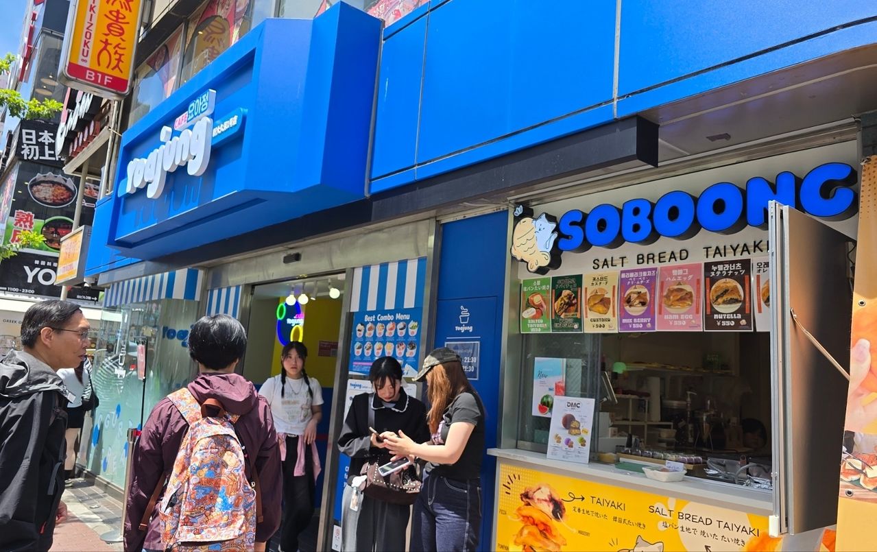 지난 9일 오전 도쿄 신주쿠에 위치한 요아정 도쿄 신오쿠보점에 현지인들이 줄을 서있다. 노유림 기자