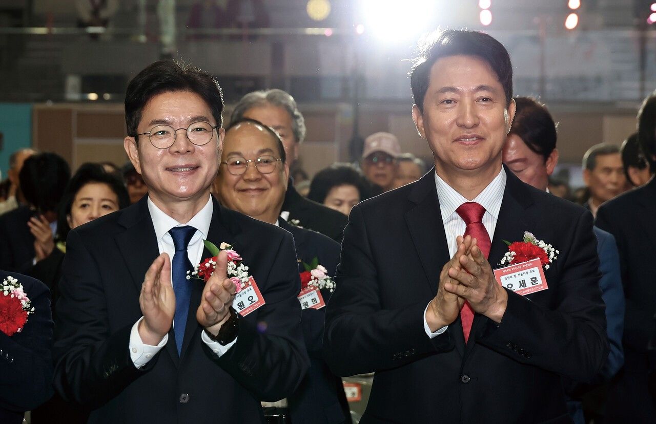 더불어민주당 정원오(왼쪽) 서울시장 후보와 국민의힘 오세훈 서울시장 후보가 5월 6일 서울 중구 장충체육관에서 열린 대한노인회 서울시연합회 제54회 어버이날 기념행사에서 손뼉을 치고 있다. [연합뉴스]
