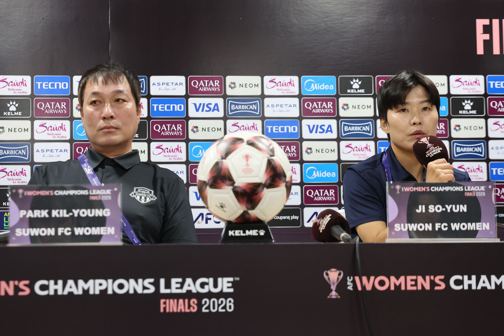 19일 경기도 수원종합운동장에서 열린 아시아축구연맹(AFC) 여자 챔피언스리그(AWCL) 4강 기자회견에서 수원FC 위민 박길영 감독과 지소연 선수가 질문에 답하고 있다. 공동취재