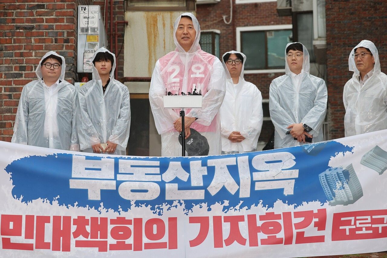 국민의힘 오세훈 서울시장 후보가 5월 11일 서울 구로구 한 빌라 앞에서 열린 ‘부동산지옥 시민대책회의 기자회견’에서 발언하고 있다. [연합뉴스]