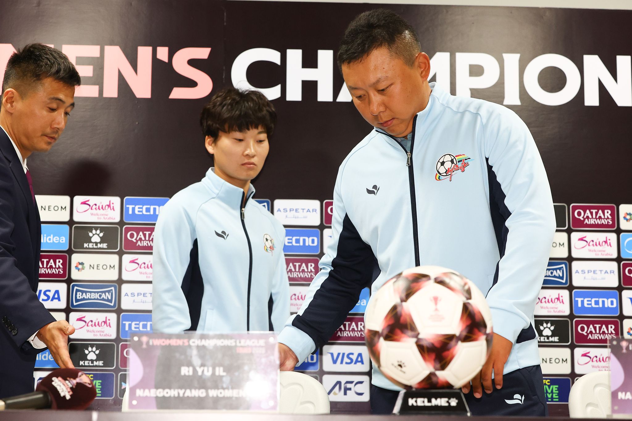 북한 내고향여자축구단 리유일 감독과 김경영이 19일 수원종합운동장에서 열린 아시아축구연맹(AFC) 여자 챔피언스리그(AWCL) 4강전 기자회견에 참석하고 있다. 공동취재