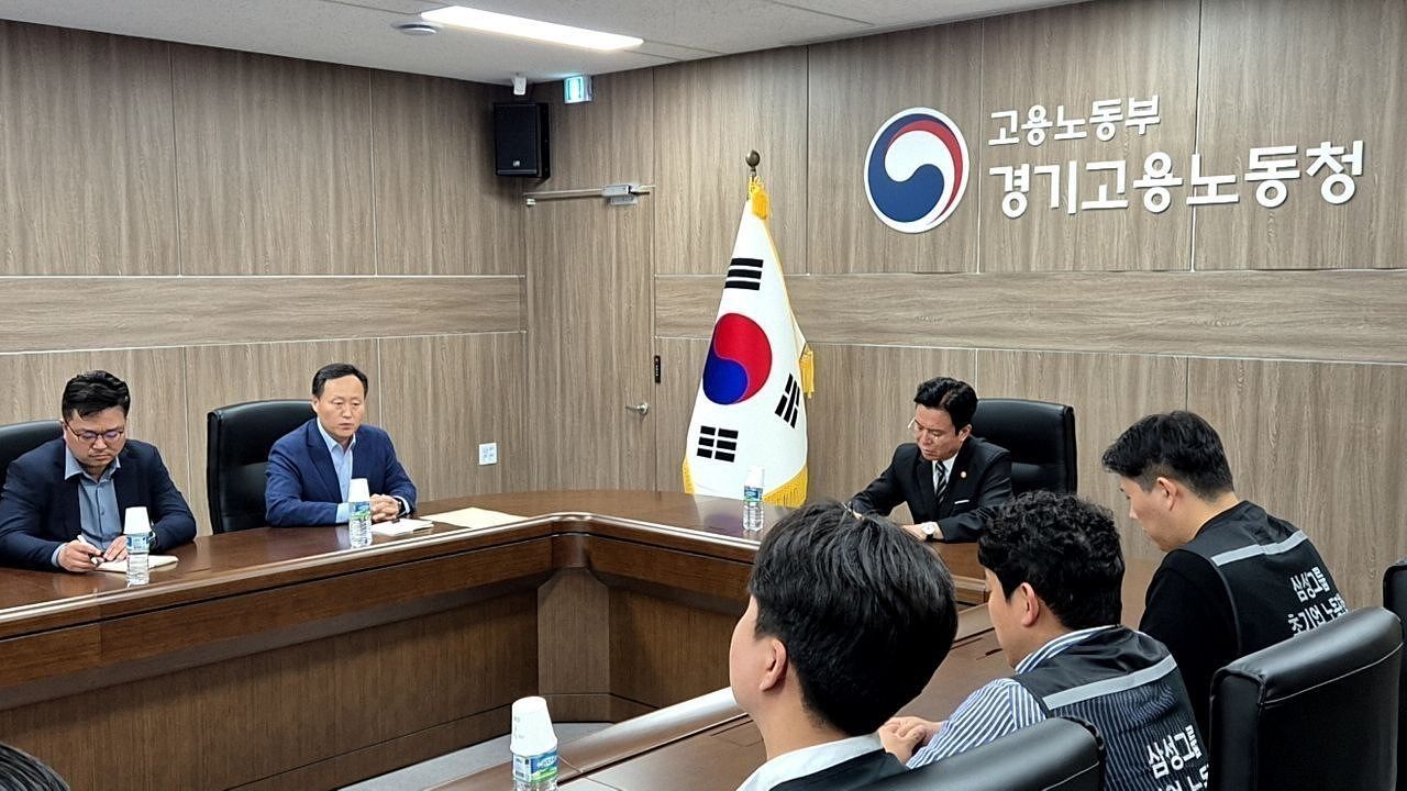 김영훈 고용노동부 장관이 20일 경기고용노동청에서 삼성전자 노사 교섭대표들과 교섭을 진행하고 있다. 사진 고용노동부