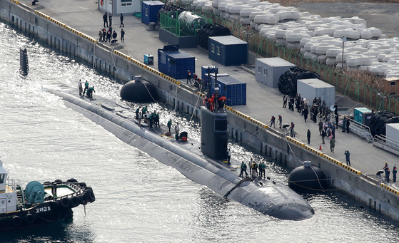 지난해 12월 미국 해군 로스엔젤레스급 핵추진 잠수함 '그린빌함'(SSN-772·6900톤급)이 부산 남구 해군작전사령부 부산작전기지에 입항하고 있다. 뉴스1