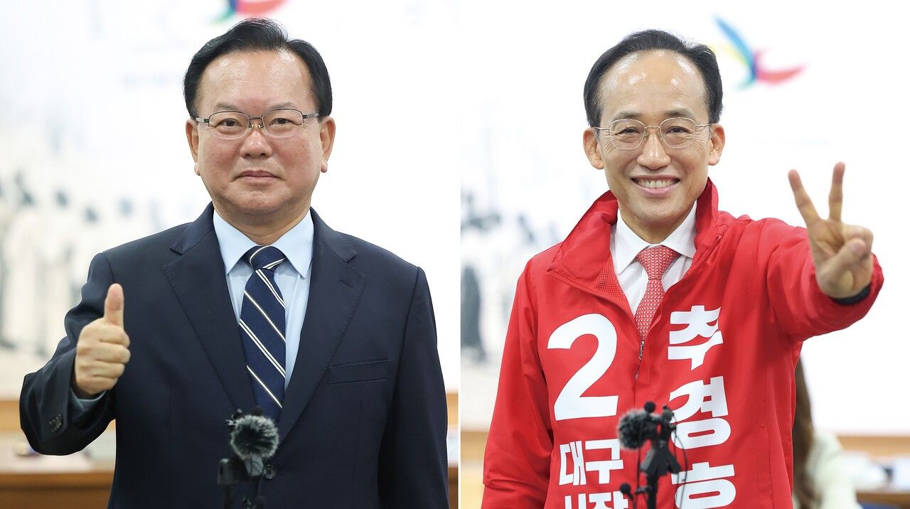 김부겸(왼쪽) 더불어민주당 대구시장 후보와 추경호 국민의힘 대구시장 후보가 5월 14일 선관위 후보 등록을 마친 뒤 각자 포즈를 취하고 있다. [연합뉴스]