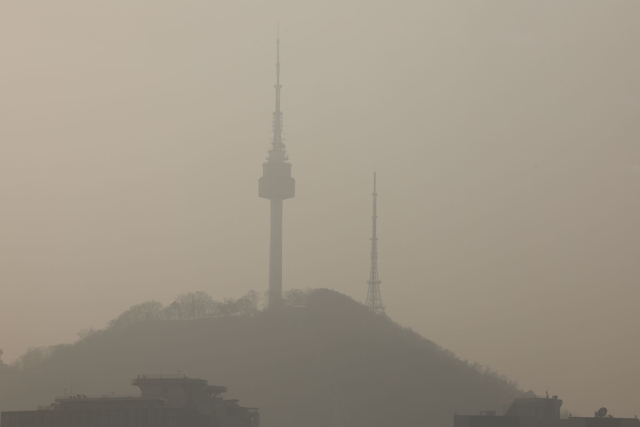 지난 3월 27일 오전 서울 중구 프레스센터에서 바라본 남산타워. 뉴스1