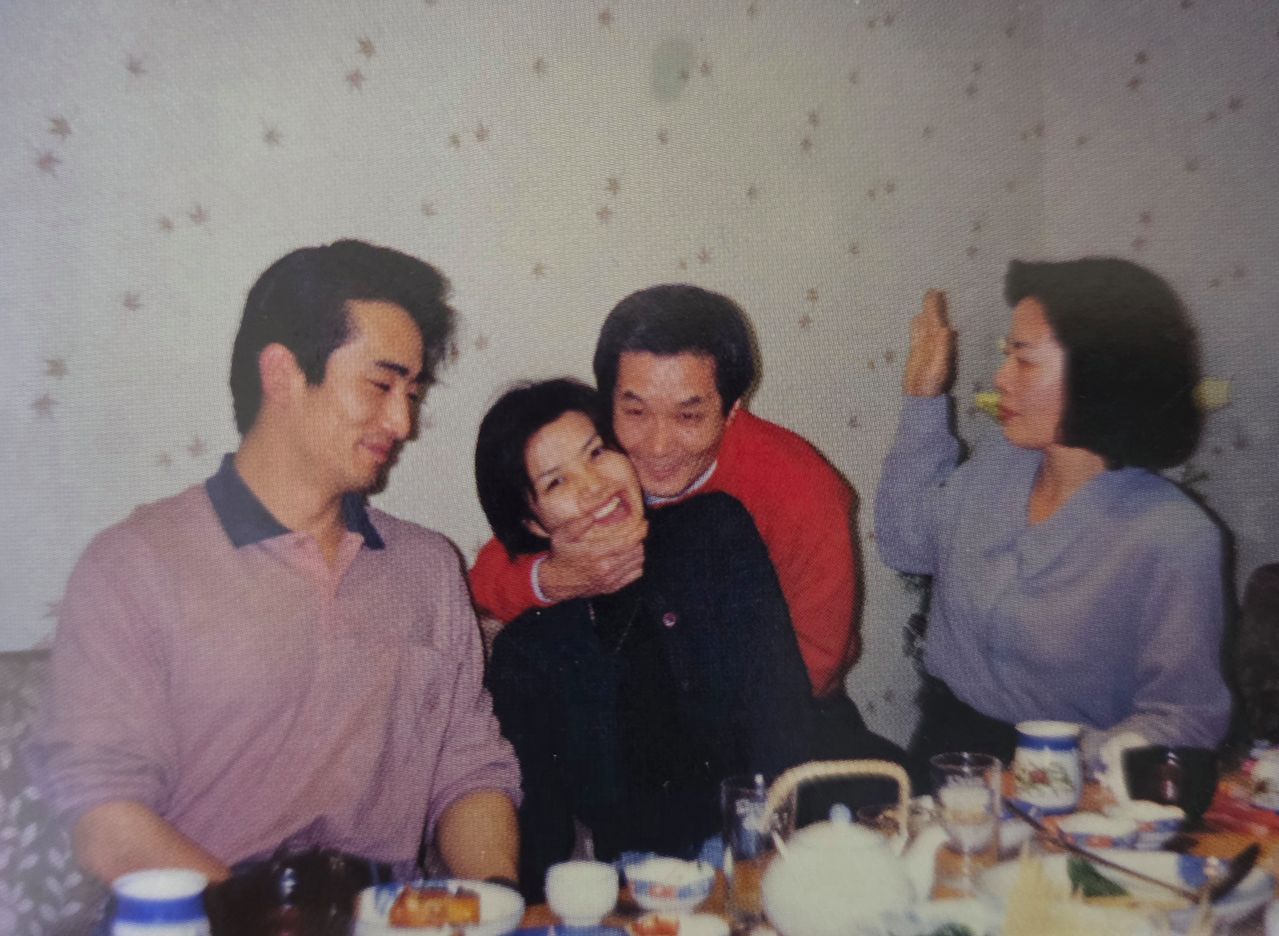 사위 차인표, 딸 신애라 그리고 아내와 즐거운 시간을 보내고 있는 신영교 작곡가(오른쪽에서 두번째). 사진 신영교