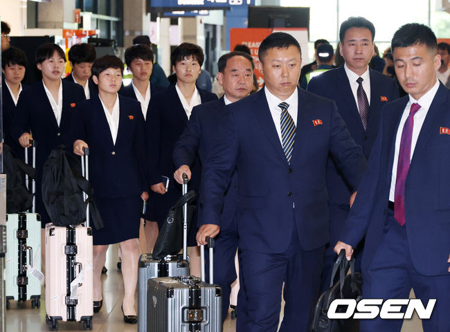 [OSEN=인천공항, 이대선 기자] 내고향여자축구단이 17일 오후 2025-2026시즌 아시아축구연맹(AFC) 여자 챔피언스리그(AWCL) 참가를 위해 인천국제공항을 통해 방남했다.수원FC위민과 내고향여자축구단은 오는 20일 수원종합운동장에서 2025-2026시즌 (AWCL) 준결승에서 격돌한다.내고향여자축구단 선수단이 입국장을 나가고 있다. 2026.05.17 /sunday@osen.co.kr