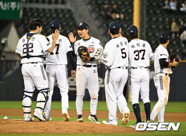 [OSEN=잠실, 이대선 기자] 두산이 돌아온 최민석과 타선의 무서운 화력을 앞세워 3연승에 성공했다.프로야구 두산 베어스는 19일 서울 잠실구장에서 열린 2026 신한 SOL KBO리그 NC 다이노스와의 시즌 3번째 맞대결에서 9-3으로 승리했다.두산은 3연전 기선제압과 함께 3연승을 질주하며 시즌 21승 1무 22패를 기록했다. 반면 2연패에 빠진 NC는 18승 1무 24패가 됐다.경기 후 두산 선수들이 승리의 기쁨을 나누고 있다. 2026.05.19 /sunday@osen.co.kr