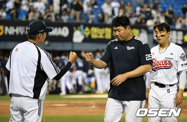 [OSEN=잠실, 이대선 기자] 19일 서울 잠실야구장에서 2026 신한 SOL KBO리그 두산 베어스와 NC 다이노스의 경기가 열렸다.이날 두산은 최민석, NC는 테일러를 선발로 내세웠다.경기 종료 후 두산 양의지, 손아섭이 김원형 감독과 승리의 기쁨을 나누고 있다. 2026.05.19 /sunday@osen.co.kr