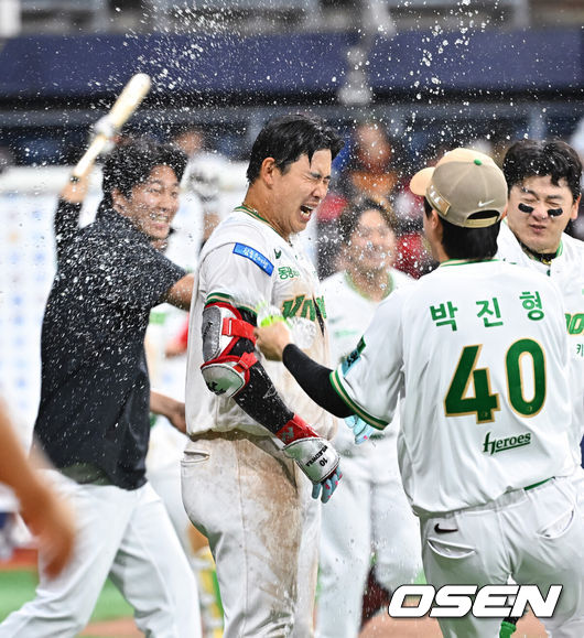 [OSEN=고척, 박준형 기자] 프로야구 키움 히어로즈가 짜릿한 끝내기 승리를 거뒀다.키움은 19일 서울 고척스카이돔에서 열린 ‘2026 신한은행 SOL Bank KBO리그’ SSG 랜더스와의 경기에서 7-6으로 승리했다. 최근 2연승 행진이다.경기종료 후 키움 김웅빈이 동료들의 축하 물세례를 받고 있다.   2026.05.19 / soul1014@osen.co.kr