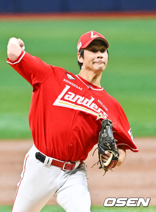[OSEN=고척, 박준형 기자] 19일 오후 서울 고척스카이돔에서 2026 신한 SOL KBO 리그 키움 히어로즈와 SSG 랜더스의 경기가 진행됐다.이날 경기에서 키움은 박정훈을, SSG는 타케다를 선발투수로 내세웠다.1회말 SSG 선발투수 타케다가 역투하고 있다.      2026.05.19 / soul1014@osen.co.kr